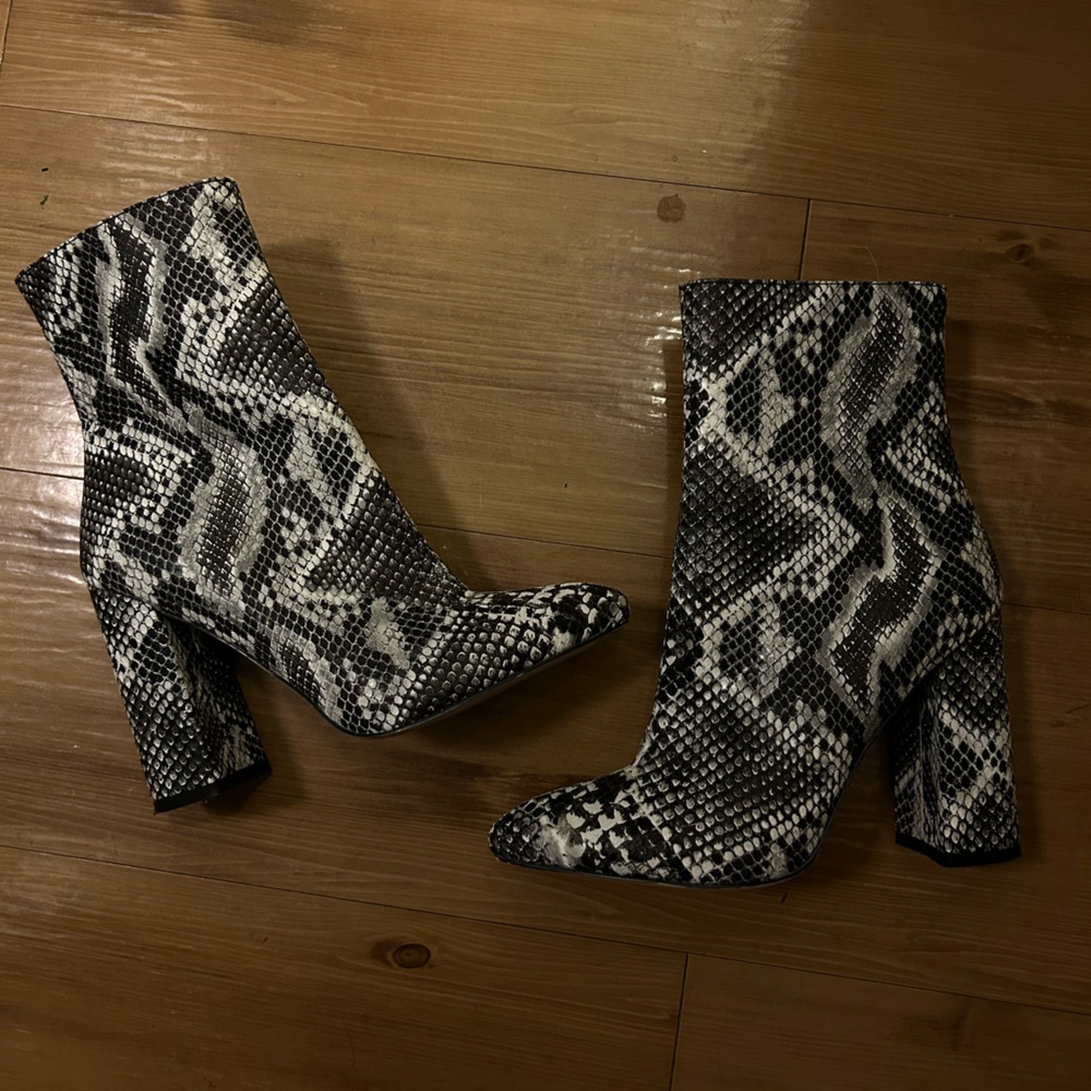 Pretty Little Thing faux crocodile booties - size (us) 7 (uk) 5